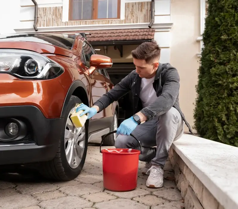 Lavage auto à domicile Montchauvet : professionnel intervenant sur un véhicule